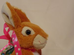 Konijntje in mand met snoepgoed Pasen