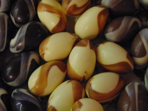 Hoeve eitjes holgoed in witte, pure en melkchocolade Hoeve-eitjes, holgoed in witte, pure en melkchocolade