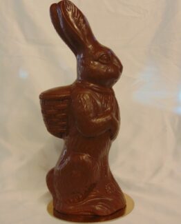 Benny het haasje met mand in melkchocolade