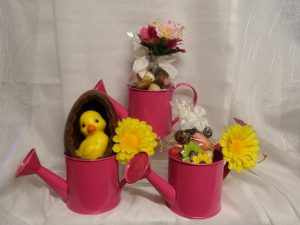 Gietertje gevuld met paaseitjes Gieter Fuchsia met paaseitjes