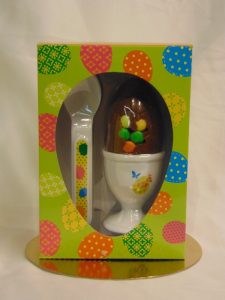 Eierdop met lepel en ei in melkchocolade Ontbijt-set Pasen met ei in melkchocolade