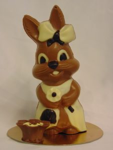 Daisy, het schattige konijntje met bloem in melkchocolade