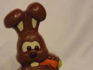 Filip, het konijn met wortel in melkchocolade Close up