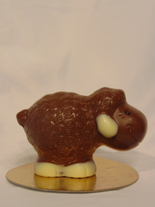 Wolly, het schaapje in melkchocolade Zijaanzicht