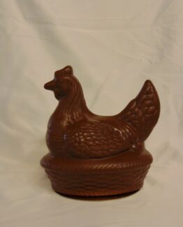 Irene de kip op mand in melkchocolade Irene, de kip op mand in melkchocolade