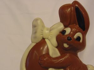 Levi, het konijntje met paasei en strik in melkchocolade