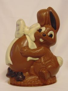 Levi, het melkchocolade konijntje met paasei met strik