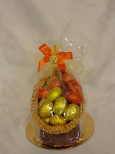 Ei op voet gevuld met paaseitjes in melkchocolade