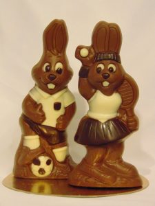 Kim en Ronaldo in melkchocolade Kim en Ronaldo, de sportkonijntjes in melkchocolade Kim en Ronaldo, de sportieve konijntjes in melkchocolade