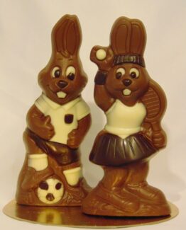 Kim en Ronaldo in melkchocolade Kim en Ronaldo, de sportkonijntjes in melkchocolade Kim en Ronaldo, de sportieve konijntjes in melkchocolade