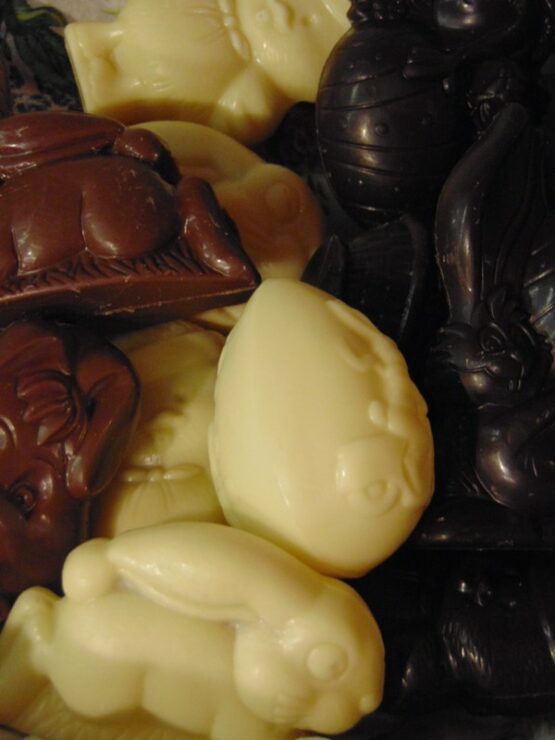 Paaschocolade: Piepfiguren in melkchocolade Paaschocolade: Piepfiguren in fondant chocolade Paaschocolade: Piepfiguren in witte chocolade Piepfiguren in witte pure en melkchocolade Piepfiguren in witte, pure en melkchocolade