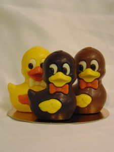 De drie Ducksketiers Aeden, Blair en Kain in witte, pure en melkchocolade