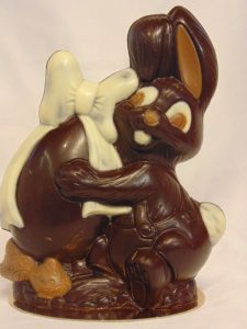 Levi, het konijntje met paasei in pure chocolade