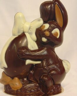 Levi, het konijntje met paasei in pure chocolade