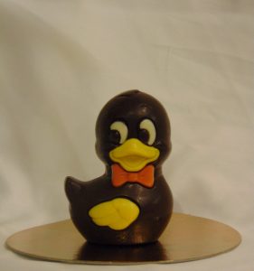 Kain, het eendje met strik in pure chocolade