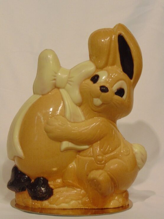 Levi, het konijntje met paasei in witte chocolade