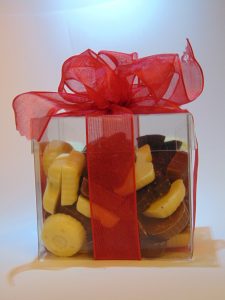 Chocoladen letters VDV Chocolaterie sint Sint Maarten Sinterklaas chocolade doosje met chocoladen letters melkchocolade