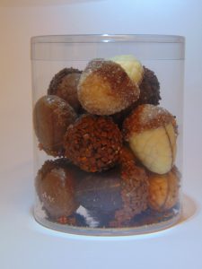Eikeltjes met praliné in witte pure en melkchocolade chocolade praliné VDV Chocolaterie