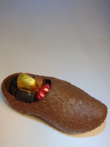 Klomp in melkchocolade gevuld met pralines VDV Chocolaterie sint Sint Maarten Sinterklaas chocolade klomp gevuld met pralines