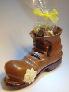 Laars in melkchocolade gevuld met zoodiertjes VDV Chocolaterie sint Sint Maarten Sinterklaas chocolade laars gevuld met zoodiertjes melkchocolade witte chocolade fondant