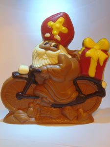 Sint op fiets in melkchocolade VDV Chocolaterie sint Sint Maarten Sinterklaas chocolade sint op fiets in melkchocolade