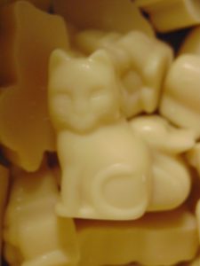 Zoodiertjes in witte chocolade gevuld met advocaat alcohol Zoodiertjes gevuld met advocaat VDV Chocolaterie sint Sint Maarten Sinterklaas chocolade zoodiertje witte chocolade met advocaat