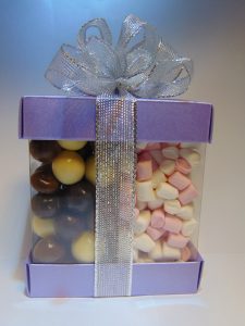 Twee kokertjes met chocolade en marshmallows Column met 2 kokertjes gevuld met chocolade en marshmallows Column met 2 kokertjes met hazelnoten en marshmallows VDV Chocolaterie