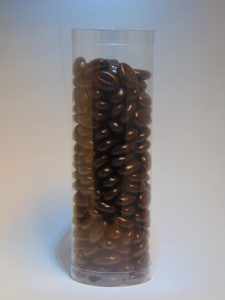 Kokertje gevuld met koffiebonen in fondant chocolade VDV Chocolaterie