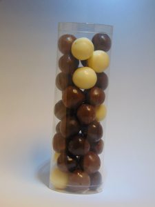 Kokertje gevuld met chocoladen hazelnoten VDV Chocolaterie