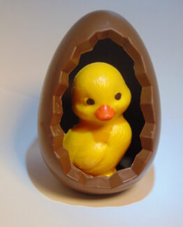 Angel het gele kuikentje in zijn ei in melkchocolade
