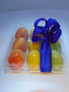 Blister gekleurde eieren in witte chocolade