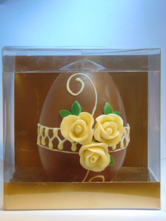 Ei in melkchocolade versierd met bloemen