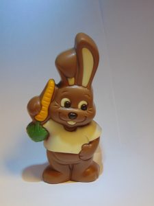 Flo met wortel in hand in melkchocolade