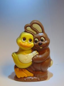 Fred het gele kuiken en Ginger de haas in melkchocolade