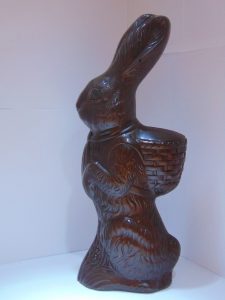 Guido het haasje met mand in fondant chocolade