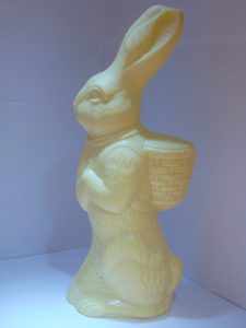 Hans het haasje met mand in witte chocolade