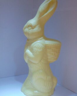 Hans het haasje met mand in witte chocolade