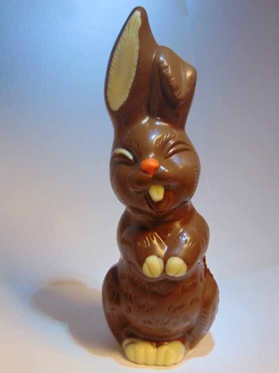Lou de gekleurde lachende haas in melkchocolade Lou lachende haas met oranje neus