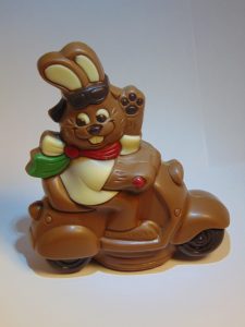 Ricardo met scooter in melkchocolade