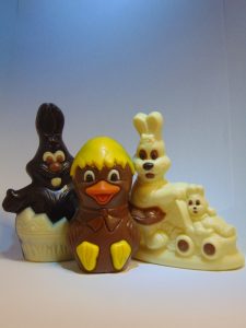 Gekleurd holgoed in witte, fondant en melkchocolade Gekleurde paasfiguurtjes holgoed in witte fondant en melkchocolade