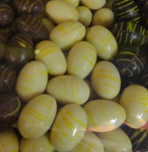 Sabayon eieren in witte fondant en melkchocolade