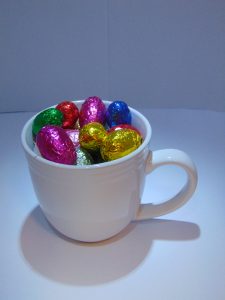 Witte soeptas gevuld met paaseitjes