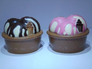 Twee ijscoupes in melkchocolade ijsbekers Belgische chocolade VDV Chocolaterie