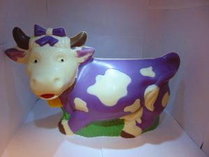 Bella, de stoere koe in witte chocolade met paarse vlekken