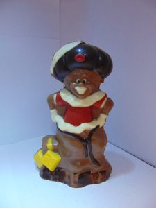 Piet in zak met cadeautjes in melkchocolade Piet met pakjes in melkchocolade