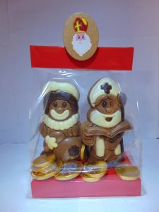Sint met boek en piet verpakt in melkchocolade