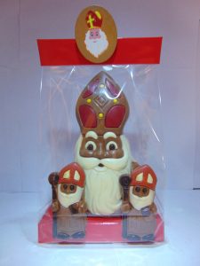 Sint hoofd in fondant of melkchocolade verpakt met caraques