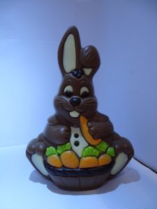 Leon, de haas met de mand wortelen in melkchocolade