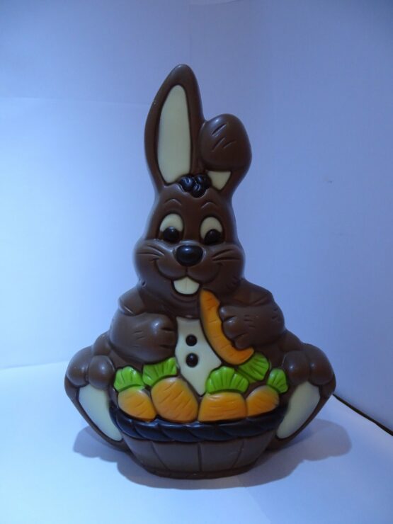 Leon, de haas met de mand wortelen in melkchocolade