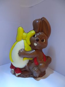 Sam, het konijntje met wit paasei in melkchocolade VDV Chocolaterie